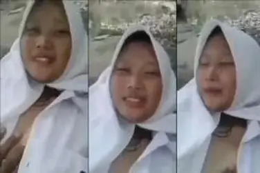 Eksekusi Liar Di Atas Batu Aliran Sungai Deras